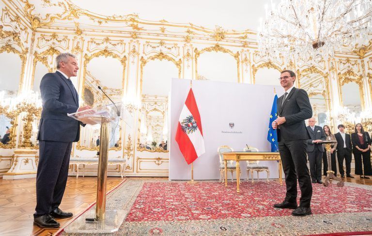 ABD0090_20241111 – WIEN – STERREICH: vlnr.: Bundeskanzler Karl Nehammer (VP) und Landeshauptmann von Vorarlberg Markus Wallner am Montag, 11. November 2024, im Rahmen der Angelobung von Markus Wallner zum Landeshauptmann von Vorarlberg durch Bundeskanzler Nehammer (VP) in der Prsidentschaftskanzlei in Wien. – FOTO: APA/GEORG HOCHMUTH