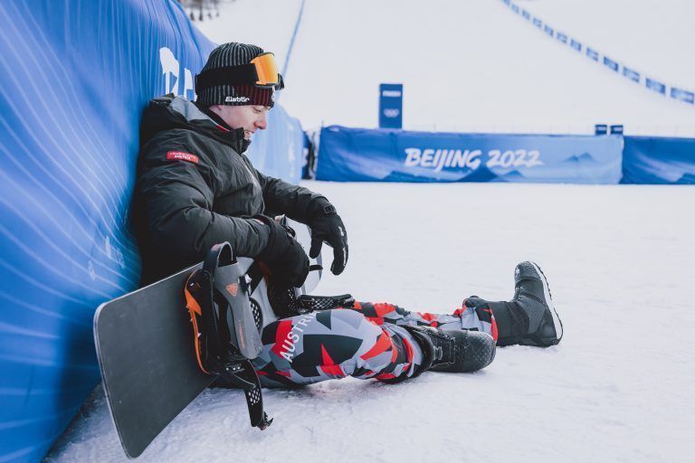ABD0094_20220210 – ZHANGJIAKOU – CHINA: Olympiasieger und Goldmedaillen Gewinner Alessandro Haemmerle (AUT) nach dem Snowboard Cross-Bewerb der Mnner am Donnerstag, 10. Februar 2022, in Zhangjiakou. – FOTO: APA/EXPA/JFK