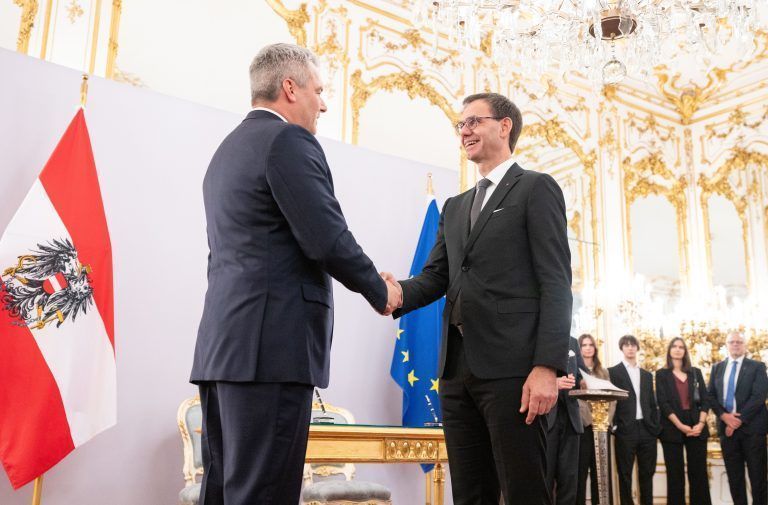 ABD0094_20241111 – WIEN – STERREICH: vlnr.: Bundeskanzler Karl Nehammer (VP) und Landeshauptmann von Vorarlberg Markus Wallner am Montag, 11. November 2024, im Rahmen der Angelobung von Markus Wallner zum Landeshauptmann von Vorarlberg durch Bundeskanzler Nehammer (VP) in der Prsidentschaftskanzlei in Wien. – FOTO: APA/GEORG HOCHMUTH
