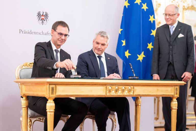 ABD0098_20241111 – WIEN – STERREICH: vlnr.: Landeshauptmann von Vorarlberg Markus Wallner und Bundeskanzler Karl Nehammer (VP) am Montag, 11. November 2024, im Rahmen der Angelobung von Markus Wallner zum Landeshauptmann von Vorarlberg durch Bundeskanzler Nehammer (VP) in der Prsidentschaftskanzlei in Wien. – FOTO: APA/GEORG HOCHMUTH