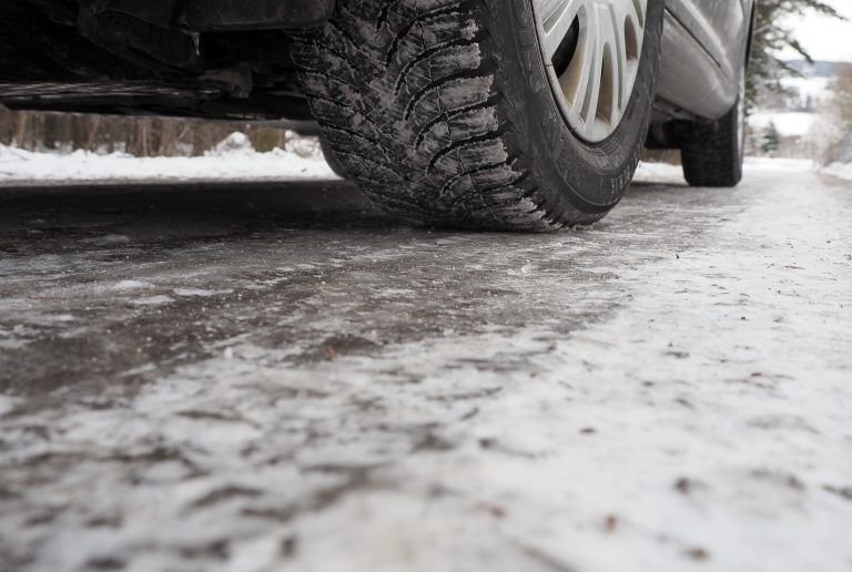 ABD0128_20160119 – SALZBURG –
STERREICH: THEMENBILD – ZU APA0251 CI VOM 19.01.2016 – Ein Autoreifen auf Glatteis am Dienstag, 19. Jnner 2016. – FOTO: APA/BARBARA GINDL – unbegrenzt verfgbar