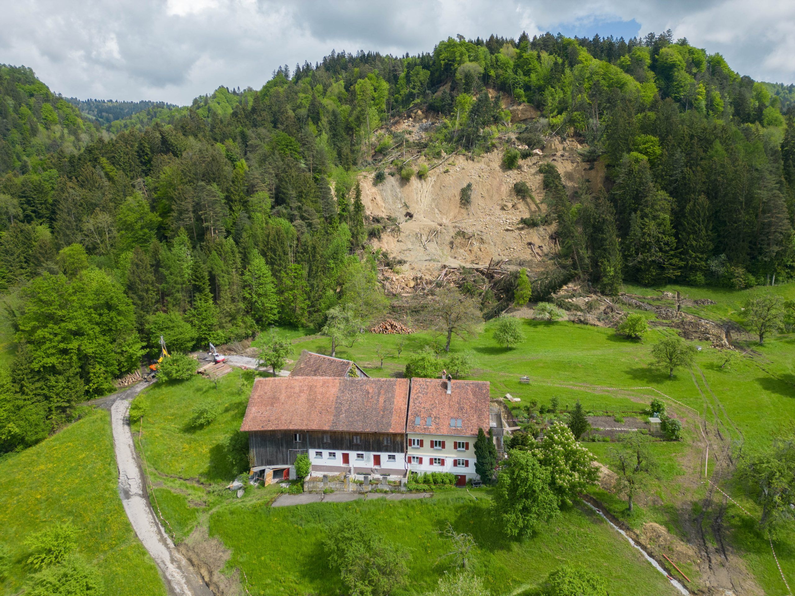 Auf Herbergssuche nach dem Hangrutsch – Frust, Hilferuf und Sackgasse