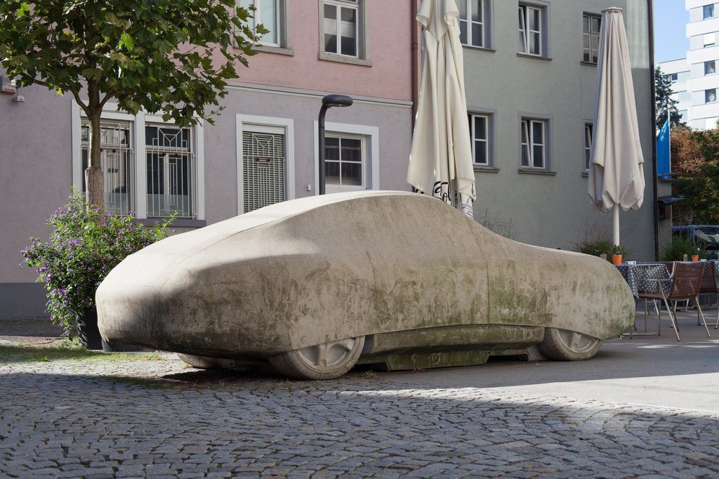 Drei Klimaaktivisten besprühten Kunstwerk