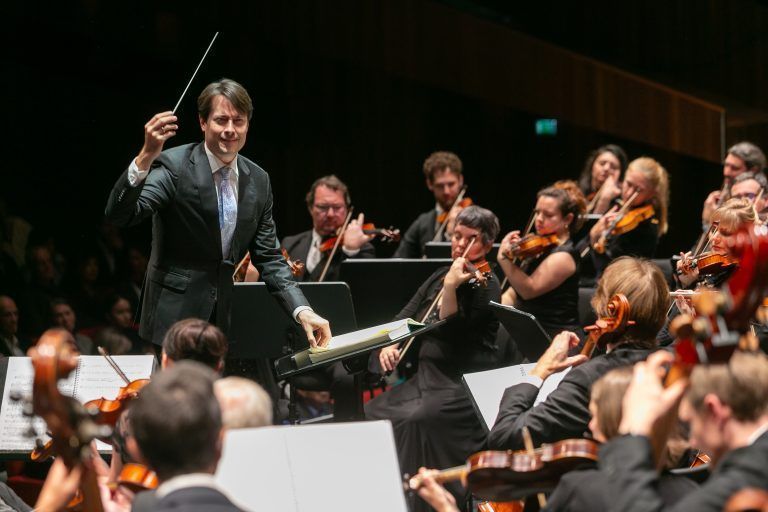 Bregenz am 24.11.2024 SOV Symphonie Orchester Vorarlberg, Konzert Nr.3, Dirigent Leo McFall