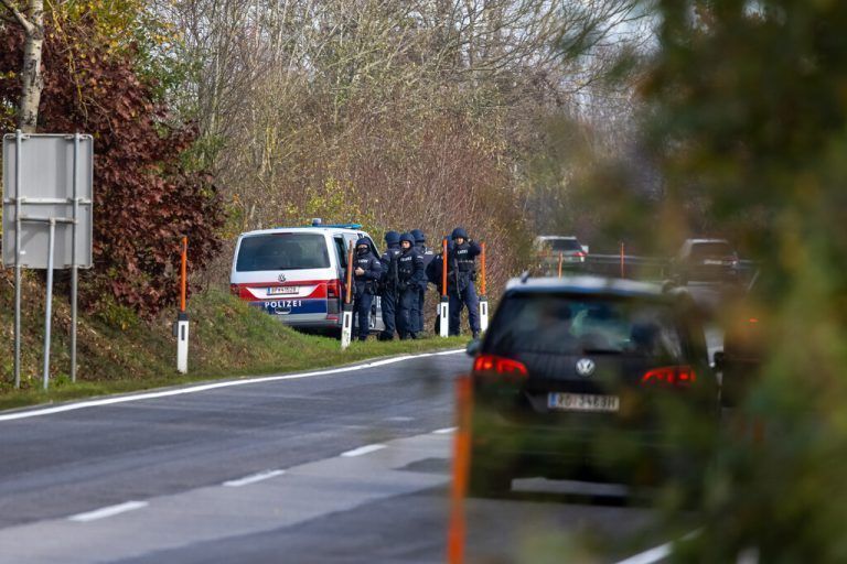 ABD0010_20241101 - ALTENFELDEN - ÖSTERREICH: ZU APA0118 VOM 1.11.2024 - Polizei in der Nähe jenes Ortes in der Gemeinde Altenfelden (Bezirk Rohrbach) wo am Freitag, 1. November 2024, womöglich das Fluchtauto jenes gesuchten Mannes gefunden wurde, der am Montag zwei Menschen im Mühlviertel erschossen haben soll. - FOTO: APA/FOTOKERSCHI/FRANZ PLECHINGER