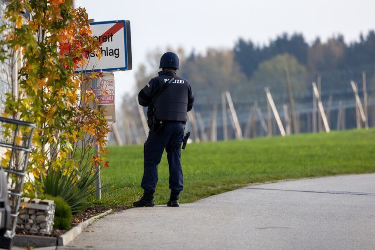 ABD0011_20241101 - ALTENFELDEN - ÖSTERREICH: ZU APA0118 VOM 1.11.2024 - Polizei in der Nähe jenes Ortes in der Gemeinde Altenfelden (Bezirk Rohrbach) wo am Freitag, 1. November 2024, womöglich das Fluchtauto jenes gesuchten Mannes gefunden wurde, der am Montag zwei Menschen im Mühlviertel erschossen haben soll. - FOTO: APA/FOTOKERSCHI/FRANZ PLECHINGER