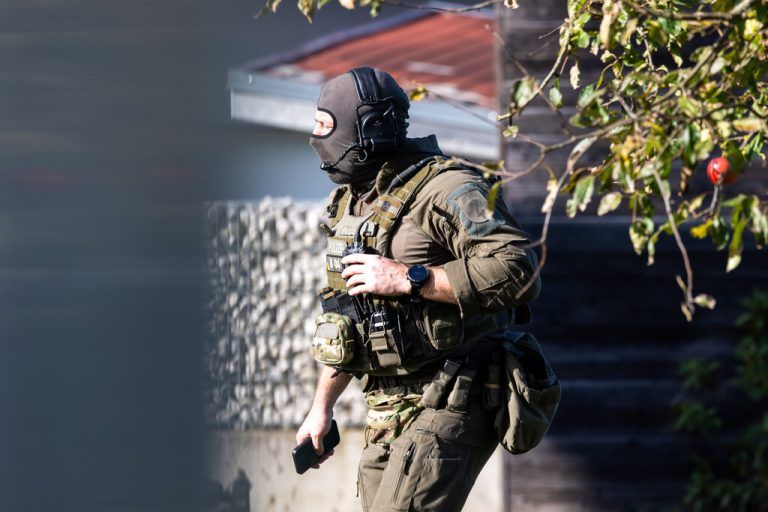 ABD0016_20241101 - ALTENFELDEN - ÖSTERREICH: ZU APA0118 VOM 1.11.2024 - Polizei in der Nähe jenes Ortes in der Gemeinde Altenfelden (Bezirk Rohrbach) wo am Freitag, 1. November 2024, das Fluchtauto jenes gesuchten Mannes gefunden wurde, der am Montag zwei Menschen im Mühlviertel erschossen haben soll. - FOTO: APA/FOTOKERSCHI/FRANZ PLECHINGER