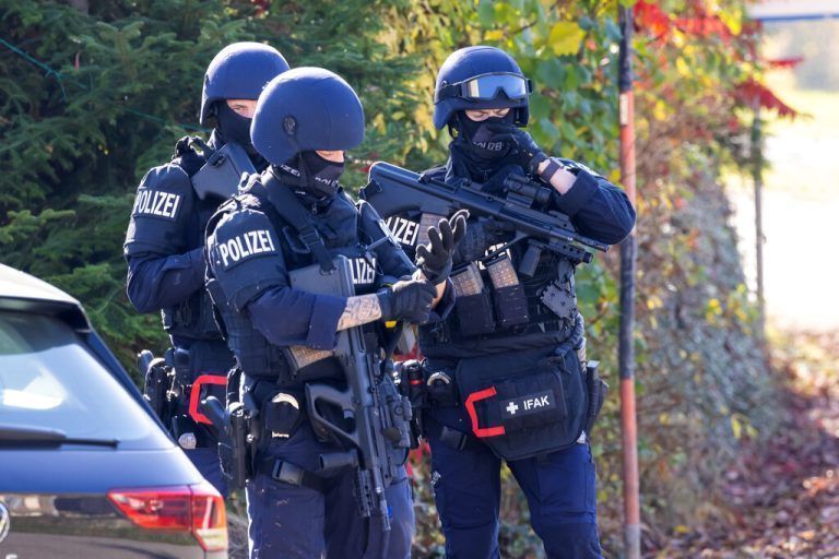 ABD0017_20241101 - ALTENFELDEN - ÖSTERREICH: ZU APA0118 VOM 1.11.2024 - Polizei in der Nähe jenes Ortes in der Gemeinde Altenfelden (Bezirk Rohrbach) wo am Freitag, 1. November 2024, das Fluchtauto jenes gesuchten Mannes gefunden wurde, der am Montag zwei Menschen im Mühlviertel erschossen haben soll. - FOTO: APA/FOTOKERSCHI/FRANZ PLECHINGER