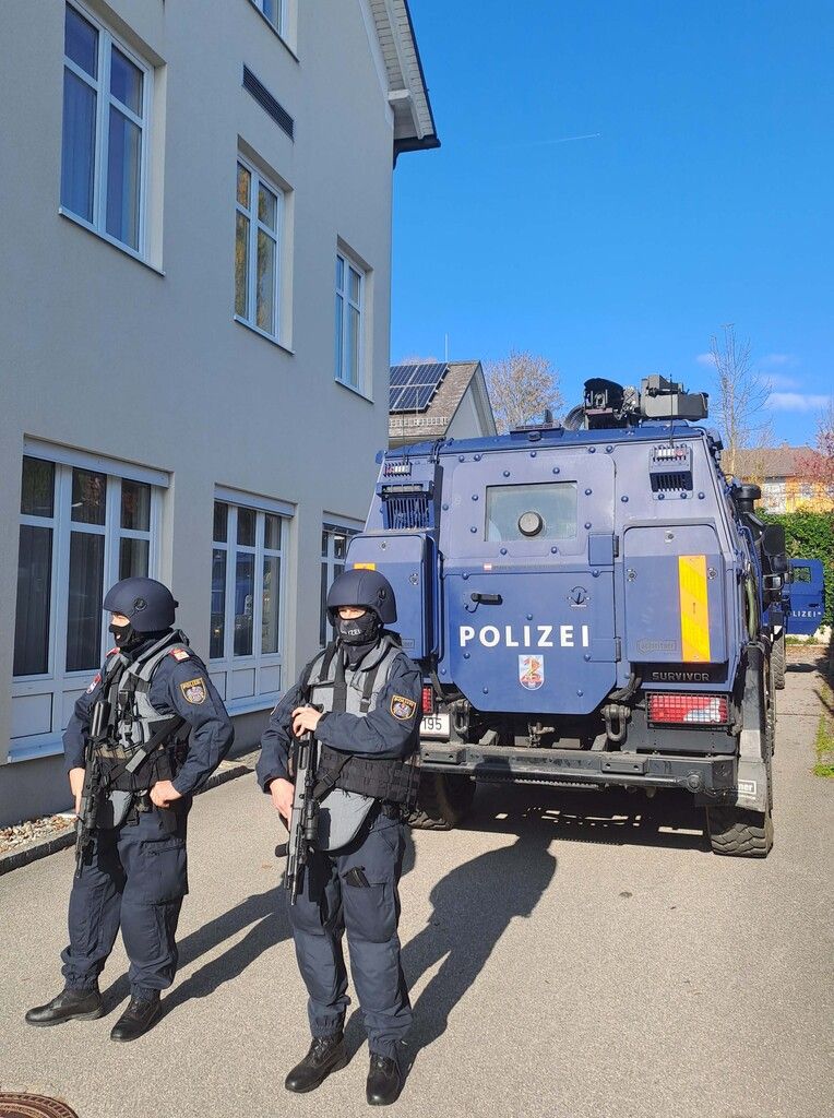 ABD0044_20241030 - ALTENFELDEN - ÖSTERREICH: ZU APA0100 VOM 30.10.2024 - Einsatzkräfte der Polizei vor dem Gemeindeamt in Altenfelden, aufgenommen am Mittwoch, 30. Oktober 2024. Auch in der Nacht auf Mittwoch hat die Großfahndung nach dem Mann, der am Montag zwei Menschen im Mühlviertel erschossen haben soll, keine konkrete Spur gebracht. - FOTO: APA/KERSTIN SCHELLER