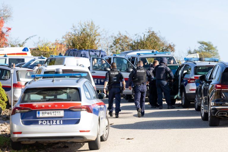 ABD0053_20241028 - ROHRBACH - ÖSTERREICH: ZU APA0154 VOM 28.10.2024 - Im Mühlviertel in Oberösterreich sind Montagfrüh, 28. Oktober 2024, zwei Menschen erschossen worden, unbestätigte Medienberichte sprechen sogar von einem dritten Todesopfer. Bei einem Toten handelt es sich nach APA-Informationen um einen amtierenden Bürgermeister aus dem Bezirk Rohrbach. Im Bild: Einsatzkräfte der Polizei im Raum Rohrbach. - FOTO: APA/TEAM FOTOKERSCHI.AT/FRANZ PLECHINGER