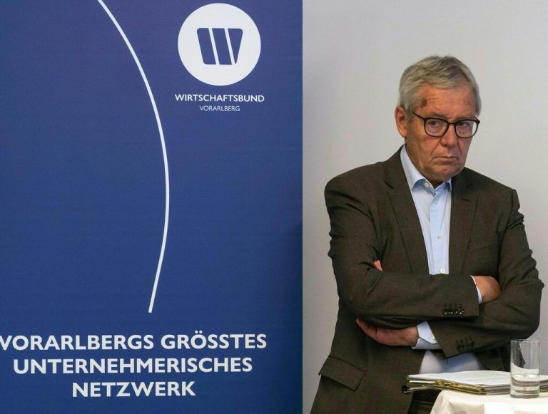 ABD0059_20241118 - FELDKIRCH - ÖSTERREICH: ++ ARCHIVBILD ++ ZU APA0174 VOM 18.11.2024 - Die Wirtschafts- und Korruptionsstaatsanwaltschaft (WKStA) erhebt in der Vorarlberger Wirtschaftsbundaffäre Anklage gegen den ehemaligen Vorarlberger Landesstatthalter und Wirtschaftslandesrat Karlheinz Rüdisser (ÖVP) sowie gegen weitere drei Personen. Rüdisser soll mit den Angeklagten in ihrer Funktion als Verantwortliche des Wirtschaftsbund vereinbart haben, dass die ÖVP-Teilorganisation 2013 bis 2019 die Kosten für Weihnachtsfeiern sowie sein Abschiedsessen übernommen hat. Im Bild: Der ehemalige Wirtschaftsbund-Obmann Karlheinz Rüdisser während einer Pressekonferenz am Dienstag, 26. Juli 2022, in Feldkirch. (ARCHIVBILD VOM 26.7.2022) - FOTO: APA/DIETMAR STIPLOVSEK