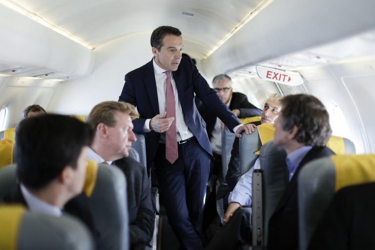 ABD0061_20170213 - BRÜSSEL - BELGIEN: Bundeskanzler Christian Kern (l.) im Flugzeug am Weg zu einem Arbeitsbesuch bei der EU in Brüssel am Montag, 13. Februar 2017. - FOTO: APA/BKA/ANDY WENZEL - ++ WIR WEISEN AUSDRÜCKLICH DARAUF HIN, DASS EINE VERWENDUNG DES BILDES AUS MEDIEN- UND/ODER URHEBERRECHTLICHEN GRÜNDEN AUSSCHLIESSLICH IM ZUSAMMENHANG MIT DEM ANGEFÜHRTEN ZWECK UND REDAKTIONELL ERFOLGEN DARF - VOLLSTÄNDIGE COPYRIGHTNENNUNG VERPFLICHTEND ++