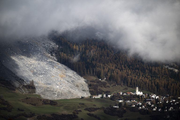 ABD0070_20241112 - SCHWEIZ: Blick auf Brienz, am Dienstag, 12. November 2024, in Brienz-Brinzauls. Am 15. Juni 2023 erreichte ein Schuttstrom beinahe das damals evakuierte Dorf. Nun drohen weitere 1,2 Millionen Kubikmeter Felsschutt abzugleiten. Die Bewohner muessen das Dorf bis Sonntagmittag verlassen haben. Die Evakuation duerfte mehrere Monate andauern. (KEYSTONE/Gian Ehrenzeller). - FOTO: APA/KEYSTONE/GIAN EHRENZELLER
