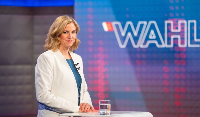 ABD0120_20240923 - WIEN - ÖSTERREICH: NEOS-Chefin Beate Meinl-Reisinger am Montag, 23. September 2024, im Rahmen eines ORF TV-Duells zwischen Andreas Babler (SPÖ) und Beate Meinl-Reisinger (NEOS) in Wien anl. der bevorstehenden Nationalratswahl.. - FOTO: APA/GEORG HOCHMUTH