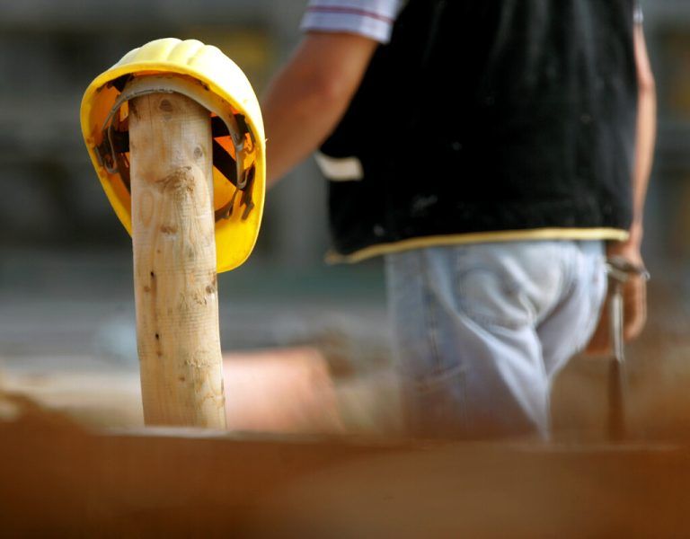 Der Helm eines Bauarbeiters haengt am Dienstag, 12. Juni 2007 auf einer Baustelle in Frankfurt am Main an einem Holzpfosten. Noch in dieser Woche finden in Schleswig-Holstein und Niedersachsen Urabstimmungen ueber Streiks in der Bauindustrie statt, die dann in der kommenden Woche beginnen koennten. Es waeren die ersten Streiks in der deutschen Baubranche seit fuenf Jahren. In Niedersachsen hatten die Warnstreiks bereits am vergangenen Donnerstag angefangen. (AP Photo/Michael Probst) ---The helmet of a construction worker is seen on a wooden pole in Frankfurt, central Germany, Tuesday, June 12, 2007. (AP Photo/Michael Probst)