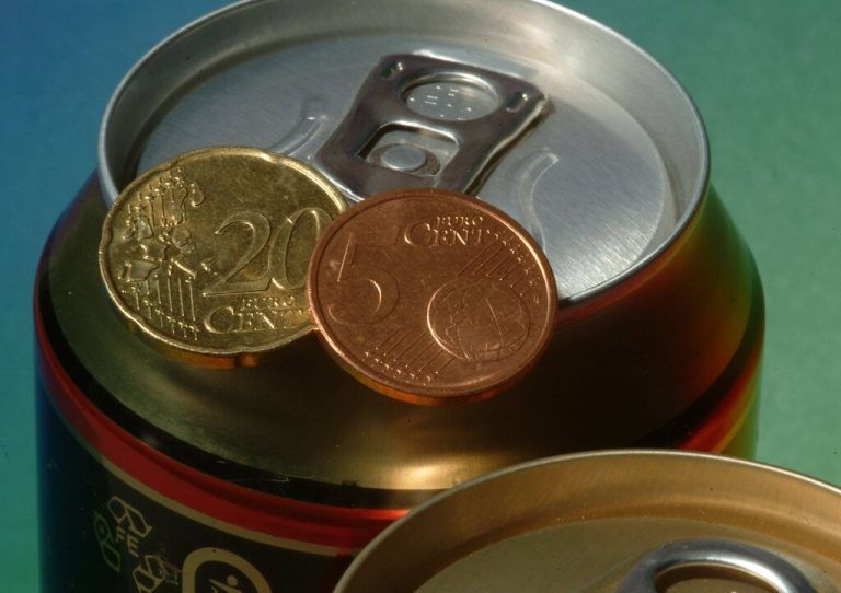 Die Bundesregierung plant die Einführung eines Einwegpfandes für Mineralwasser, Bier und Alcopops. In Zukunft sollen Kunden 25 Cent für diese Produkte in Einwegverpackungen ab 0,1 bis 3 Liter zahlen. Ausgenommen von der Regelung sind Milch, Wein und Fruchtsäfte sowie Produkte in Getränkekartons. Pfand, Einwegpfand, Dosenpfand, Recycling, Verpackung, Ökologie, Sprudel, Verpackungsverordnung, Symbol. *** The federal government plans to introduce a one-way deposit for mineral water beer and Alcopops In the future, customers should pay 25 cents for these products in disposable packaging from 0 1 to 3 liters Excepted from the scheme are milk wine and fruit juices and products in beverage cartons deposit disposable deposit Dosenpfand recycling packaging ecology soda Packaging regulation symbol