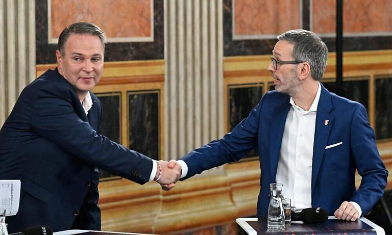 Herbert Kickl (FPÖ) und Andreas Babler (SPÖ) am Sonntag, 29. September 2024, in der Wahlzentrale im Parlament in Wien.