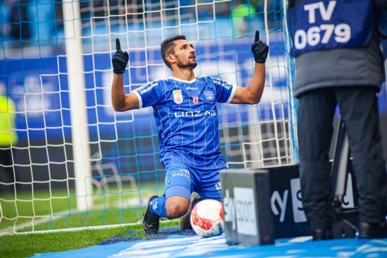 LINZ,AUSTRIA,10.NOV.24 - SOCCER - ADMIRAL Bundesliga, FC Blau Weiss Linz vs FC Red Bull Salzburg. Image shows the rejoicing of Ronivaldo Bernardo Sales (Linz).<br />Photo: GEPA pictures/ Manuel Binder