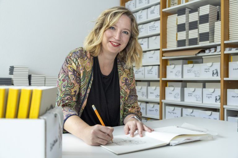 Die EPU Julia Haslinger ist Grafikdesignerin und malt z.B. Tiere auf Notizbücher.
