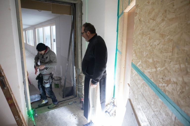 Ein Abt, der von Passau nach Wien radelt
