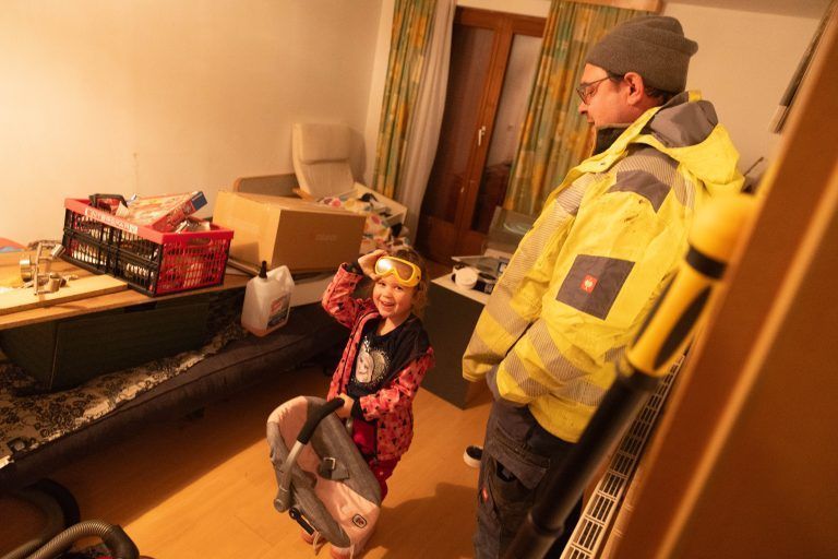 Edi hat im Auto gelebt und wurde von Stunde des Herzens mit Schlafsack etc. versorgt
