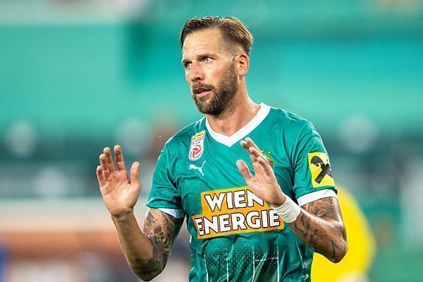 Rapids Burgstaller bei Angriff schwer am Kopf verletzt