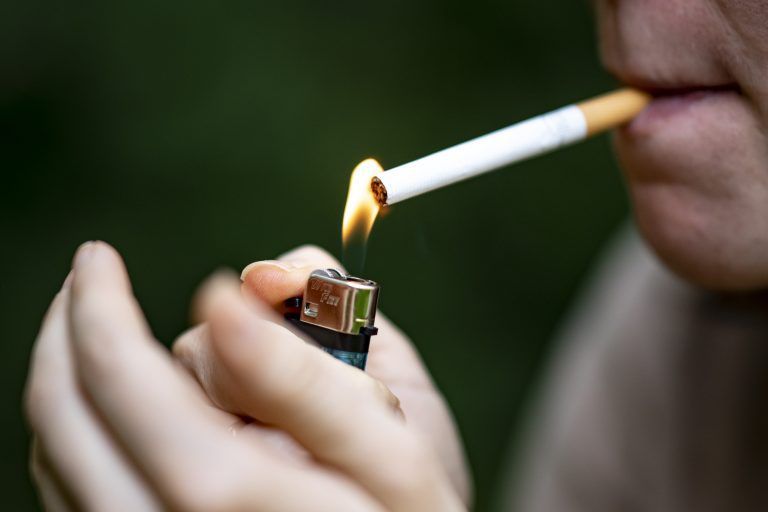 ABD0010_20220531 – BERLIN – DEUTSCHLAND: ARCHIV – 24.07.2021, Berlin: Eine Frau zndet sich mit einem Feuerzeug eine Zigarette an. Jeder Dritte Deutsche greift einer Studie zufolge regelm§ig zur Zigarette. (zu dpa ÇRaucherquote in Deutschland steigt – auch die Umwelt leidetÈ) Foto: Fabian Sommer/dpa +++ dpa-Bildfunk +++. – FOTO: APA/dpa/Fabian Sommer