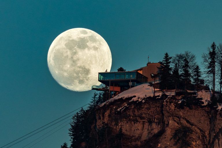 ABD0012_20190219 – DORNBIRN –
STERREICH: ++ THEMENBILD ++ Illustration zum Thema Mond / Vollmond / Supermond. Vollmond ber der Bergstation Karren in Dornbirn aufgenommen am Montag, 18. Februar 2019. – FOTO: APA/DIETMAR STIPLOVSEK