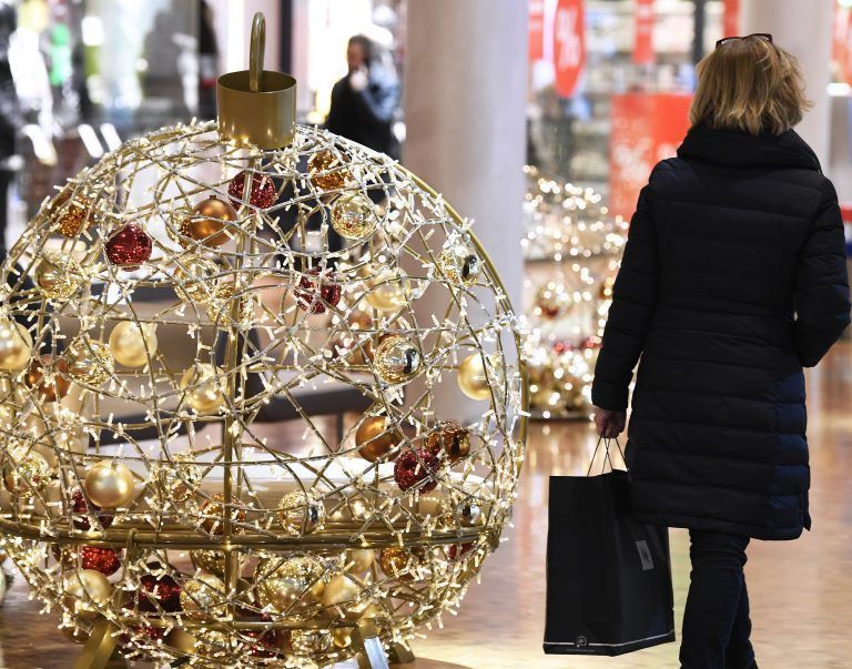 ABD0020_20191210 – WIENER NEUSTADT –
STERREICH: ++ THEMENBILD ++ Illustration zum Thema Weihnachtseinkauf. Im Bild: Eine Szene in einen Einkaufszentrum am Montag, 9. Dezember 2019, in Wiener Neustadt. – FOTO: APA/ROBERT JAEGER
