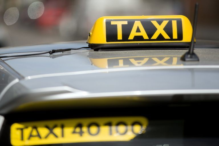 ABD0051_20230304 – WIEN – STERREICH: ++ ARCHIVBILD/THEMENBILD ++ ZU APA0135 VOM 4.3.2023 – In Wien knnten die Taxipreise im Lichte der allgemeinen Teuerungswelle steigen. Im Bild: Illustration zum Thema “Taxi” – Ein Taxi 40100 in Wien, aufgenommen am Montag, 30. April 2018. (ARCHIVBILD VOM 30.4.2018) – FOTO: APA/GEORG HOCHMUTH