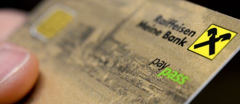 APA16344106-2 – 07012014 – WIEN – STERREICH: ZU APA-TEXT WI – THEMENBILD – Illustration zum Thema “Bankomatkarte mit NFC-Funktion / PayPass”: Eine Bankomatkarte mit NFC-Funktion ermglicht kontaktloses Bezahlen von Kleinbetrgen. Erkennbar sind diese am “PayPass”-Zeichen. Die kontaktlose Bezahlfunktion ohne PIN-Code ist auf 25 Euro beschrnkt. Betrge ber 25 Euro verlangen die Eingabe eines PIN-Codes. APA-FOTO: […]