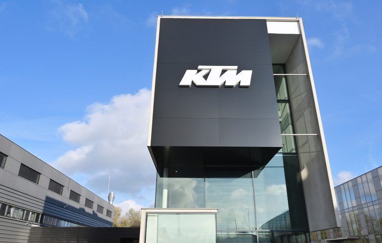 ABD0158_20241114 – MATTIGHOFEN – STERREICH: ++ THEMENBILD ++ ZU APA0240 VOM 14.11.2024 – Illustration zum Thema “KTM AG”: Au§enansicht des KTM AG-Werks in Mattighofen, aufgenommen am 14. November 2024. Der Zweiradhersteller KTM AG drfte aufgrund seiner wirtschaftlich angespannten Situation weitreichende Einschnitte planen. Zwischen 280 und 300 Kndigungen stehen an. Im Jnner und Februar 2025 werde […]