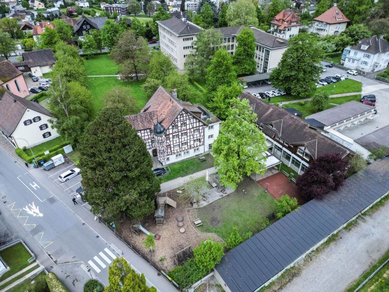 Ein Kindergarten, die illwerke vkw und das Problem mit der Abstandsnachsicht