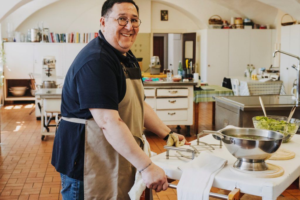Ein Hundeliebhaber ist der Chef in der Klosterküche