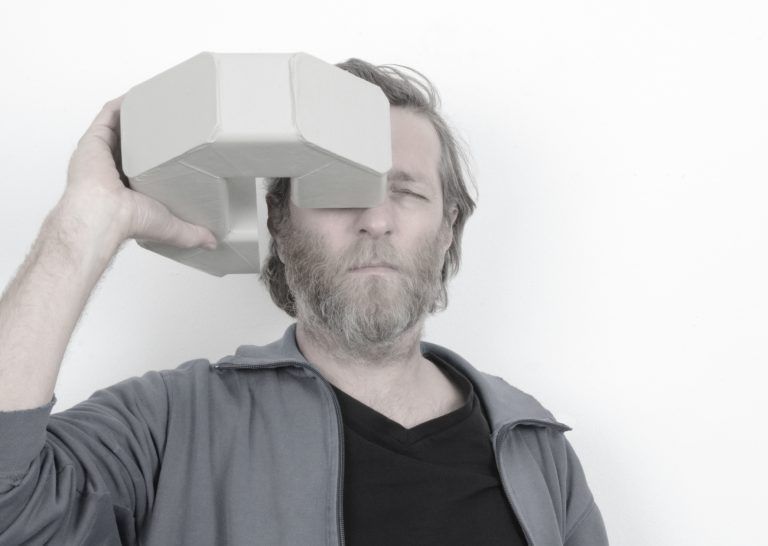 Wendelin Pressl, Der Antikommunikator, 2021, Pappe, Lack, Spiegel, 25 x 9 x 23 cm