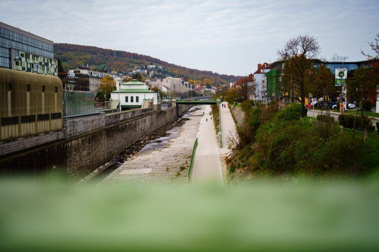 ABD0025_20241028 - WIEN - ÖSTERREICH: ++ THEMENBILD ++ ZU APA0063 VOM 27.10.2024 - Der Wienflussradweg im Westen Wiens ist eineinhalb Monate nach dem Jahrtausendhochwasser wieder geöffnet. Der Weg sei seit Samstagnachmittag wieder für die Nutzung freigegeben, erklärte die für den Wienfluss zuständige Magistratsabteilung Wiener Gewässer (MA 45) gegenüber der APA. Im Bild: Der Wienflussradweg aufgenommen am Montag, 28. Oktober 2024, in Wien. - FOTO: APA/EVA MANHART