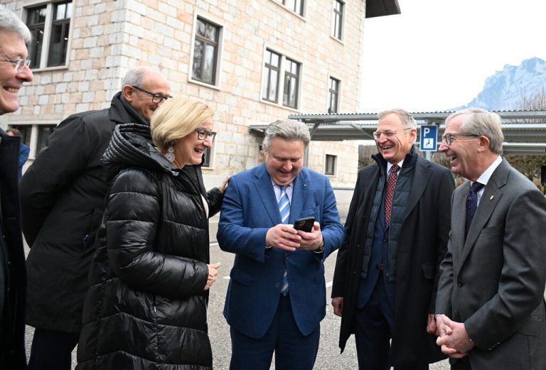 ABD0043_20241127 - TRAUNKIRCHEN - ÖSTERREICH: (v.l.) Die Landeshauptleute aus Kärnten Peter Kaiser (SPÖ), Tirol Anton Mattle (ÖVP), Niederösterreich Johanna Mikl-Leitner (ÖVP), Wien Michael Ludwig (SPÖ), Oberösterreich Thomas Stelzer (ÖVP), Salzburg Wilfried Haslauer (ÖVP) anlässlich der Landeshauptleute-Konferenz am Mittwoch, 27. November 2024, in Traunkirchen. - FOTO: APA/BARBARA GINDL