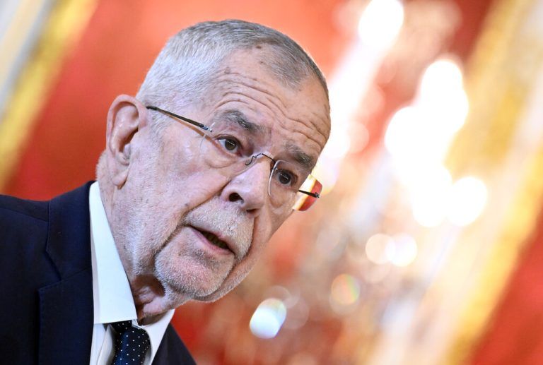 ABD0047_20241120 - WIEN - ÖSTERREICH: Bundespräsident Alexander Van der Bellen, anl. der Angelobung von Finanzminister Gunter Mayr am Mittwoch, 20. November 2024, in der Präsidentschaftskanzlei in Wien. - FOTO: APA/HANS KLAUS TECHT