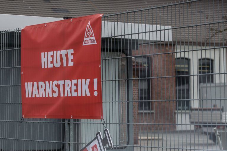 Bamberg, Deutschland 19. Maerz 2021: Die IG Metall Bamberg führt heute einen Warnstreik bei der Robert Bosch GmbH, in der Robert-Bosch-Strasse, durch. Es ist der grösste Arbeitgeber der Region mit über 6000 Mitarbeitern. Bayern *** Bamberg, Germany 19 March 2021 IG Metall Bamberg is holding a warning strike today at Robert Bosch GmbH, in Robert Bosch Strasse It is the largest employer in the region with over 6000 employees Bavaria Copyright: xFotostandx/xRadezkix