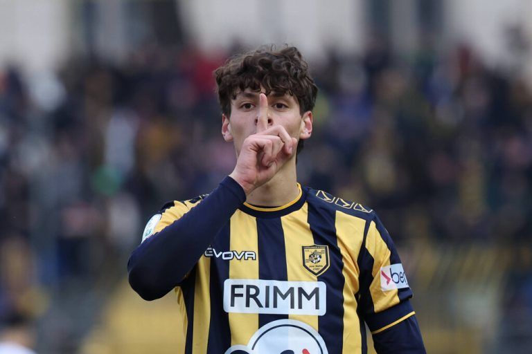 Floriani Mussolini Romano SS Juve Stabia esulta dopo il gol 1-0 durante la partita tra Juve Stabia-Cesena del Campionato italiano di calcio Serie BKT 2024/2025 - Stadio Romeo Menti, Castellammare di Stabia, Italia - 22 Dicembre 2024 - PUBLICATIONxNOTxINxITAxFRAxCHN Copyright: xAlessandroxGarofalo/LaPressex