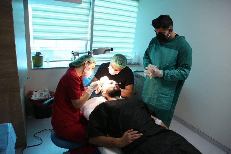 Hair Implants - Turkey Hair transplant surgery at BELLA HAIR clinic in Istanbul, Turkey on September 19, 2021. Cosmetic surgery is becoming more and more popular, and some countries, such as Turkey, offer quality services at a highly competitive price. Every year, thousands of French-speaking people travel to Istanbul to regain a radiant smile or the hair mass of their youth. Photo by Jerome Domine/ABACAPRESS.COM Istanbul Turkey PUBLICATIONxNOTxINxFRAxSPAxUKxUSAxBELxPOL Copyright: xDominexJerome/ABACAx 781344_006 DominexJerome/ABACAx 781344_006