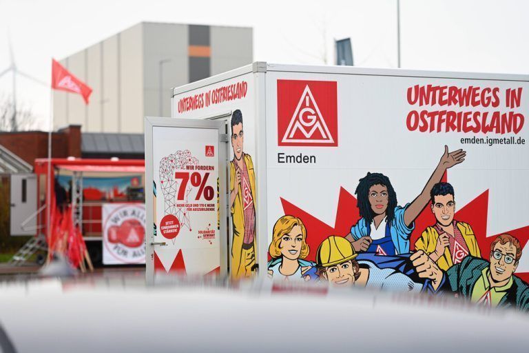 IG Metall ruft zu flächendeckenden Streiks in VW-Werken auf. Die IG.Metall hat ein Informations-Mobil aufgebaut. Die IG Metall fordert Lohnerhöhungen, VW will seinen Arbeitern weniger bezahlen. Nun beginnen flächendeckende Streiks an den deutschen Standorten des Autoherstellers. Emden Niedersachsen Deutschland *** IG Metall calls for nationwide strikes at VW plants IG Metall has set up an information mobile IG Metall demands wage increases, VW wants to pay its workers less Now nationwide strikes are beginning at the car manufacturers German plants Emden Lower Saxony Germany Copyright: xdiebildwerftx
