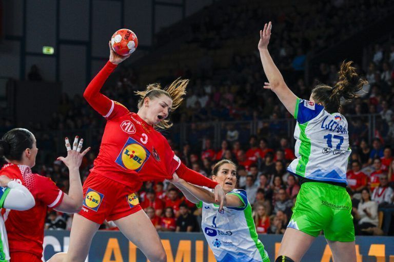 INNSBRUCK,AUSTRIA,02.DEC.24 - HANDBALL - EHF Women s European Championship 2024, group stage, OEHB international match, Austria vs Slovenia. Image shows Katarina Pandza (AUT) and Ana Abina (SLO). Photo: GEPA pictures/ Daniel Schoenherr