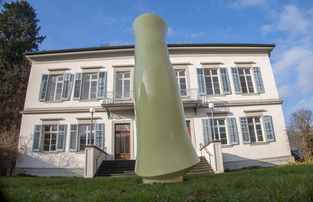 Tanzende Betonfigur in Jaguargelb