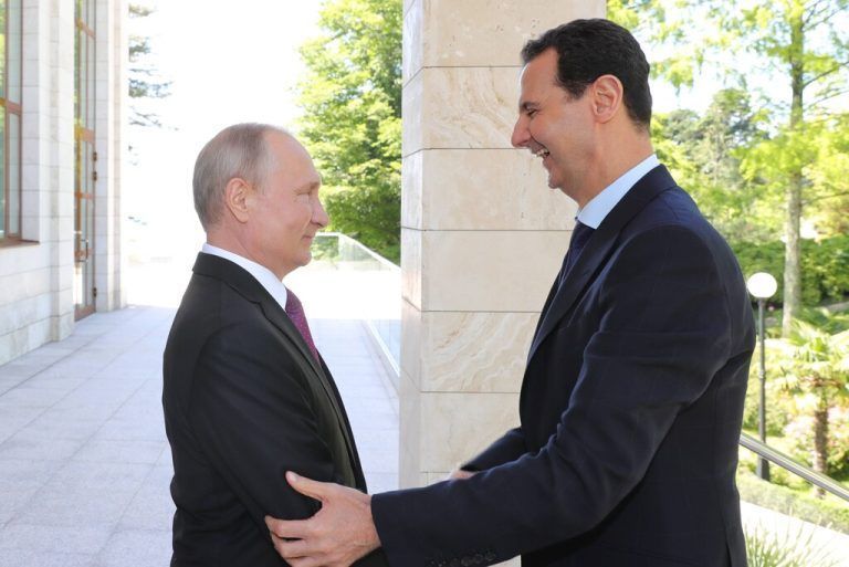 Themen der Woche KW20 News Bilder des Tages SOCHI, RUSSIA MAY 17, 2018: Russia s President Vladimir Putin (L) welcomes Syrian President Bashar al-Assad at Bocharov Ruchei residence. Mikhail Klimentyev/Russian Presidential Press and Information Office/TASS PUBLICATIONxINxGERxAUTxONLY TS07FED3