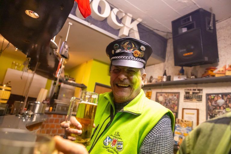 Bass im Blut, Bier in der Hand