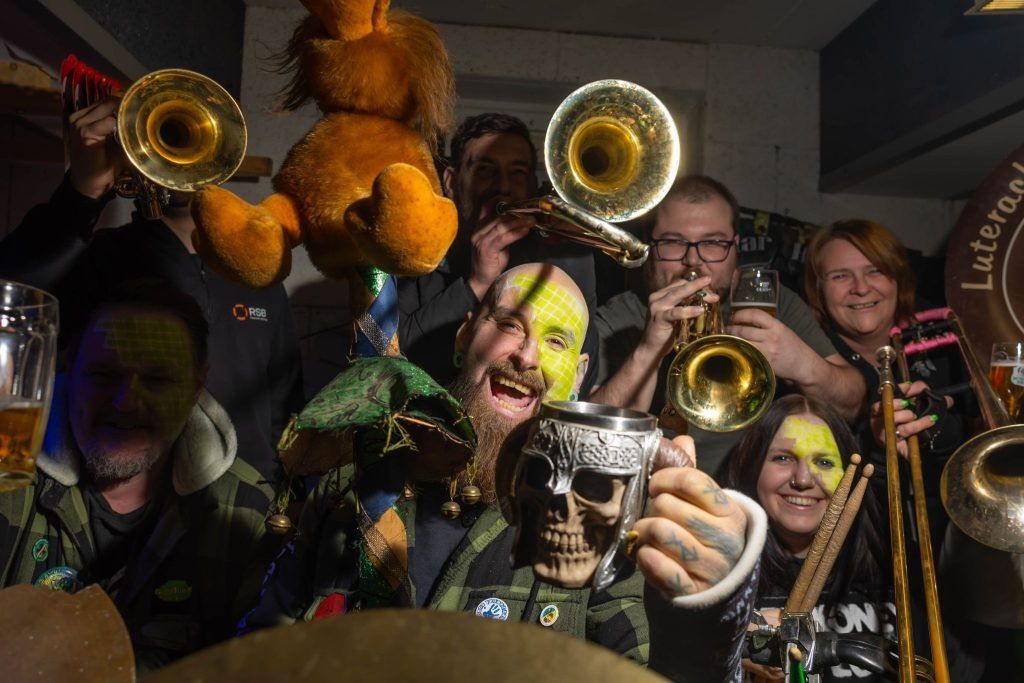 Bass im Blut, Bier in der Hand