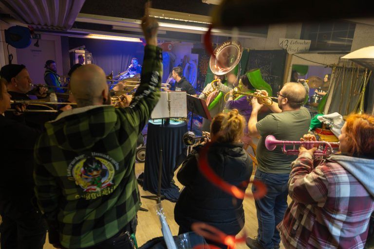 Bass im Blut, Bier in der Hand