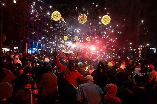 Funkenspektakel bei traditionellem Fest auf Mallorca