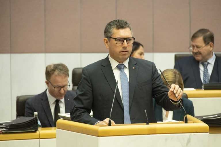 Hitzige Diskussion im Landtag: Investieren, um zu betonieren?